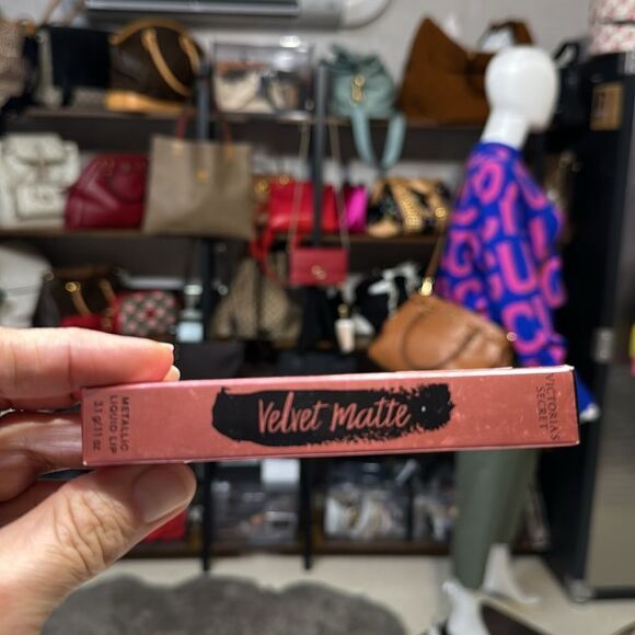 Victorias Secret Velvet Matte Metallic Liquid Lip Spark .11oz - Picture 2 of 2